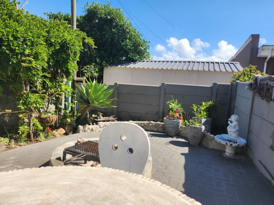 6 Bedroom Property for Sale in Fraaiuitsig Western Cape